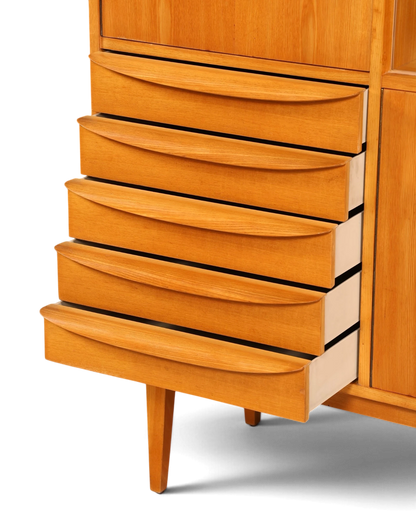 Hauptstadt Möblerei Hellerau Vitrine Modell 602 von Franz Ehrlich mit ausgezogenen Holzschubladen im Mid-Century-Stil
