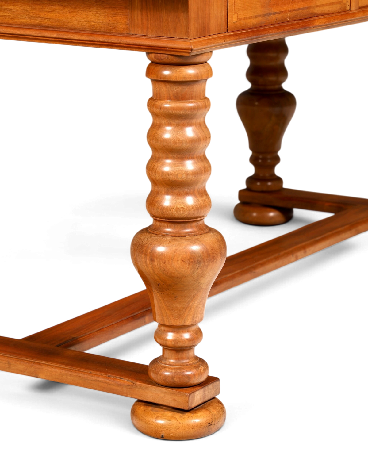 Hauptstadt Möblerei Esstisch aus braunem Holz mit kunstvoll gedrechselten Beinen und stabilen Fußstreben
