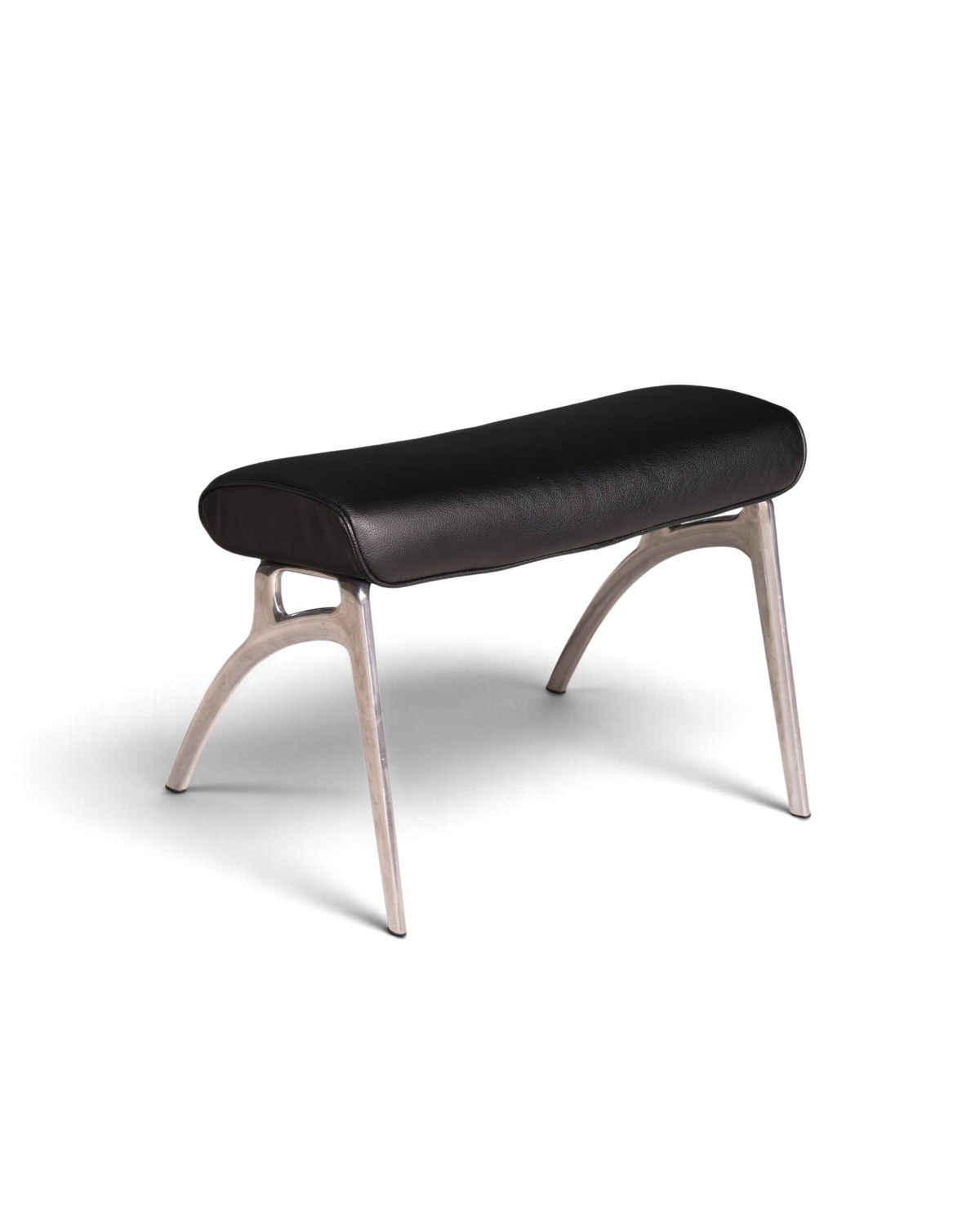 Hauptstadt Möblerei H931 Hocker mit schwarzem Lederpolster und geschwungenem Aluminiumgestell