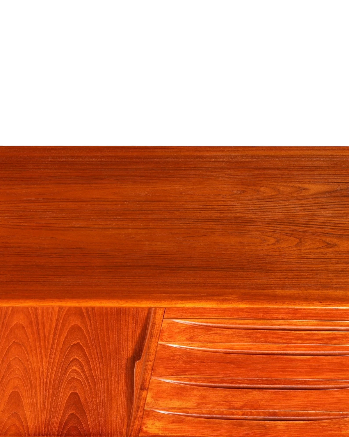 Hauptstadt Möblerei Dyrlund Sideboard aus hochwertigem Teakholz mit lebhafter Maserung im Mid-Century-Design