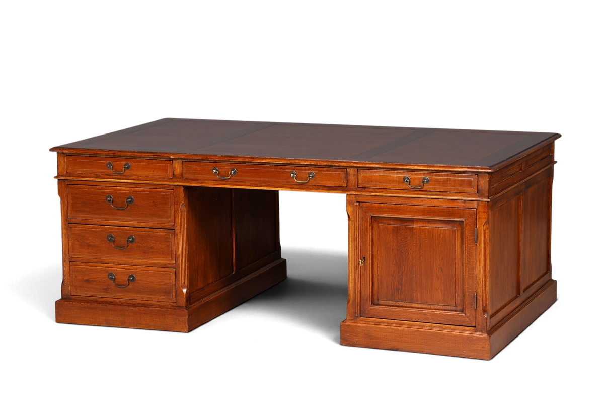 Hauptstadt Möblerei englischer XXL Partnerdesk aus massivem Holz im Vintage-Stil mit Schubladen und Schranktür