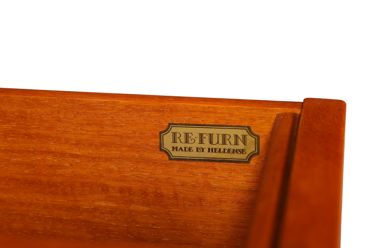 Hauptstadt Möblerei Heldense Eibenholz Vitrine mit originalem Herstellerschild im Inneren der Schublade