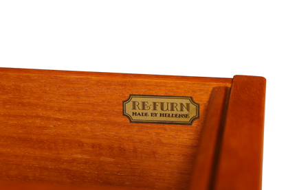 Hauptstadt Möblerei Heldense Eibenholz Vitrine mit originalem Herstellerschild im Inneren der Schublade