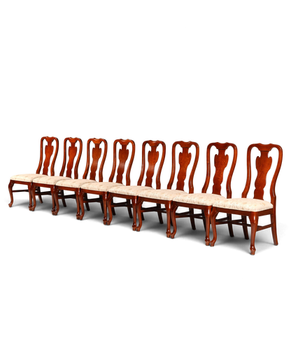 Hauptstadt Möblerei Set aus acht Drexel Heritage Chippendale Stühlen aus Holz mit hellem Stoffbezug