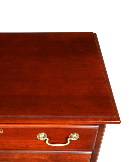 Hauptstadt Möblerei Drexel Heritage Kommode aus dunklem Holz mit glänzender Oberfläche und goldenem Messinggriff