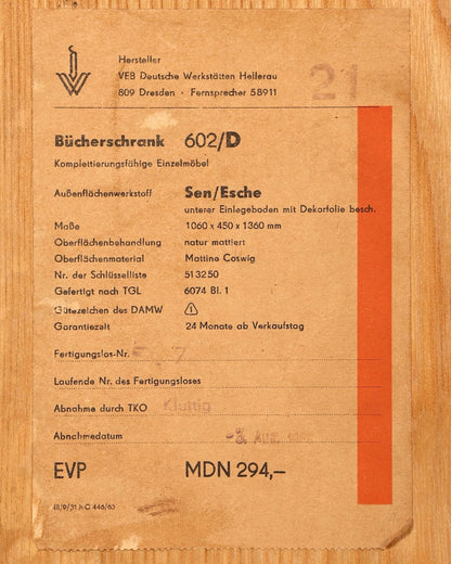 Hauptstadt Möblerei Original-Produktionsetikett für den Bücherschrank 602/D der VEB Deutsche Werkstätten Hellerau