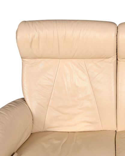 Hauptstadt Möblerei H851 Sofa in hellem Beige mit hochwertigem Lederbezug und markanter Rückenlehnennaht