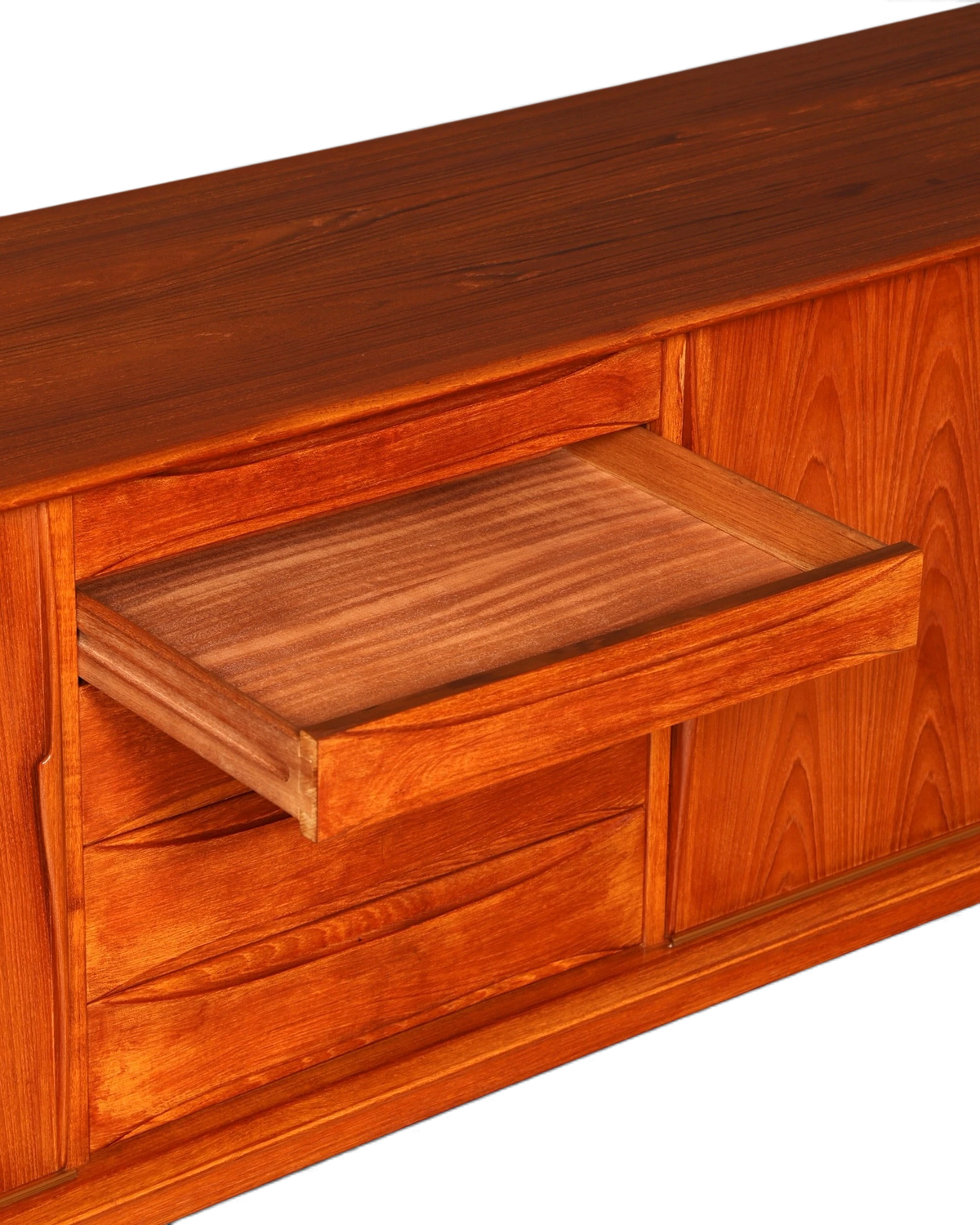 Hauptstadt Möblerei Dyrlund Mid Century Sideboard aus Teakholz mit ausgezogener Schublade und warmer Holzmaserung