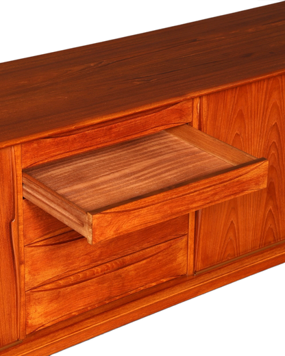 Hauptstadt Möblerei Dyrlund Mid Century Sideboard aus Teakholz mit ausgezogener Schublade und warmer Holzmaserung