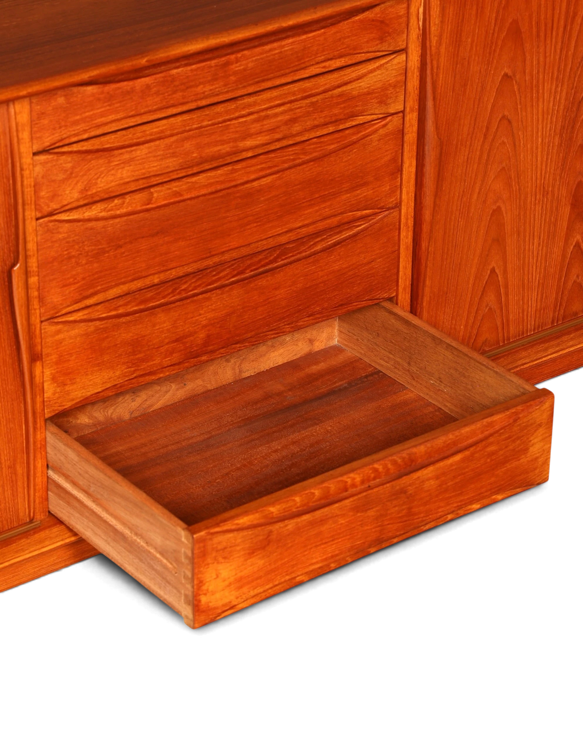 Hauptstadt Möblerei Dyrlund Mid Century Sideboard aus Teakholz mit ausgezogener Schublade und warmer Holzmaserung