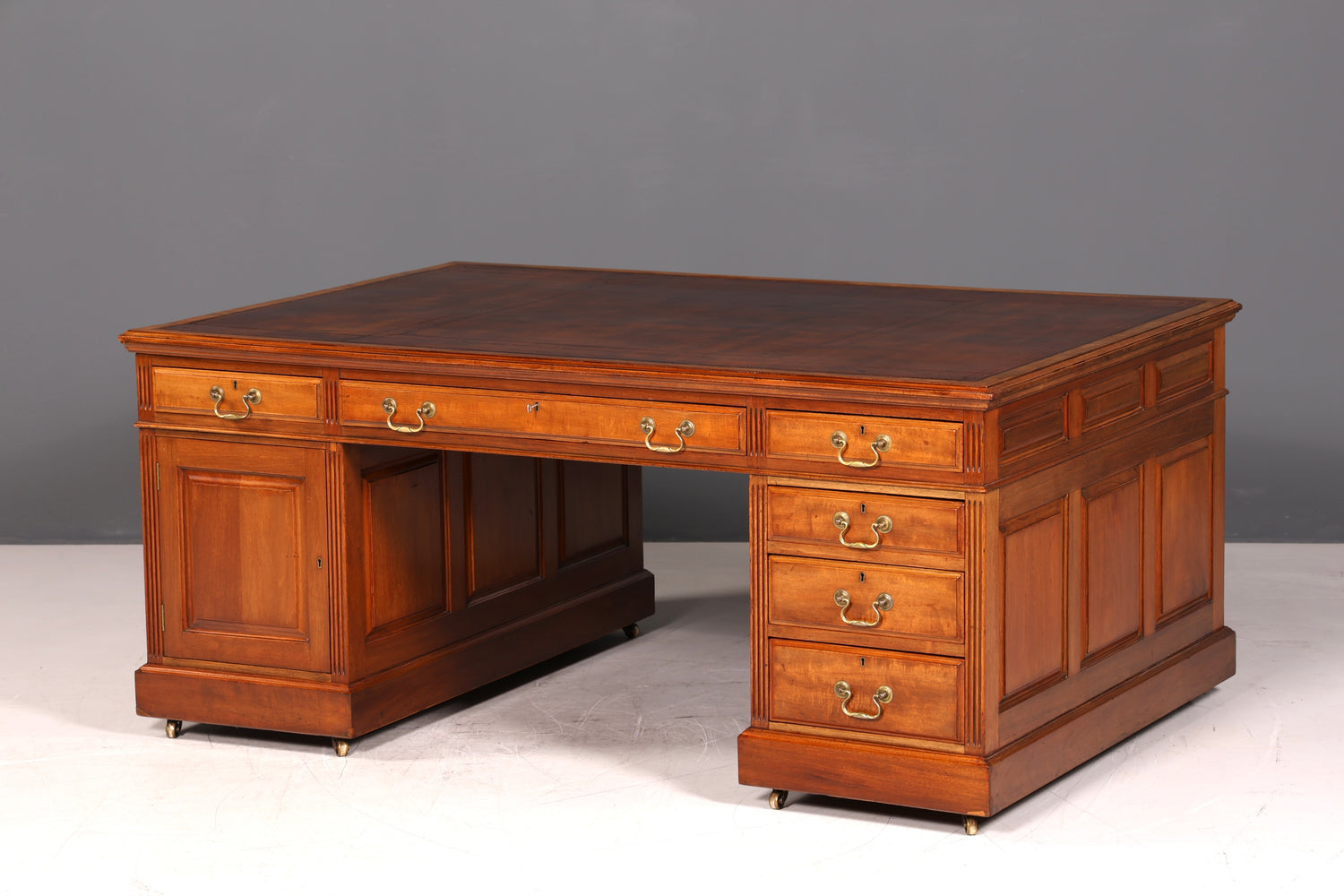 G146 Finish cm Wunderschöner Englischer Schreibtisch echt Lederauflage Bürotisch Antik Stil Office Desk