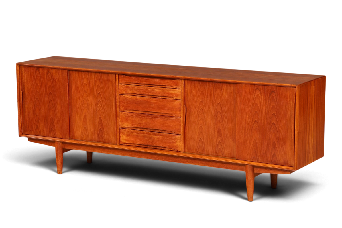 Hauptstadt Möblerei Dyrlund Mid Century Sideboard aus Teakholz mit Schiebetüren und Schubladen im dänischen Design