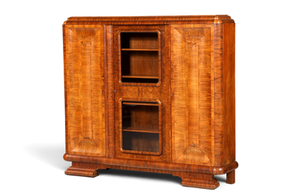 Hauptstadt Möblerei Art Deco Vitrine aus massivem Nussbaumholz mit Glasfront und geschwungenen Details