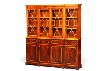 Hauptstadt Möblerei englischer Bücherschrank aus Eibe mit Glasvitrine, Chippendale-Stil und dekorativen Intarsien.
