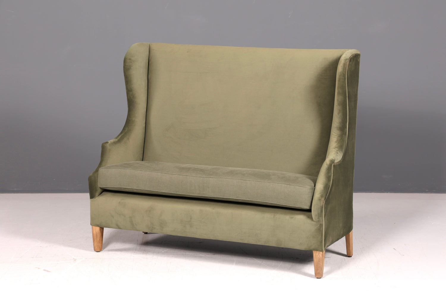 Wunderschönes Loberon Ohrenbackensofa Modell Ombra Antikgrün Samt Sofa 2-Sitzer Ohrensofa Retro Mangoholz