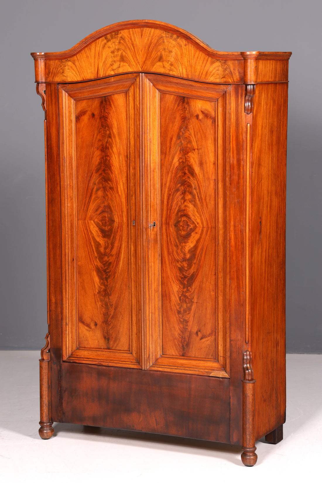 Noble Louis Philippe Cabinet Antique Gründerzeit Wardrobe Laundry Cabinet around 1880