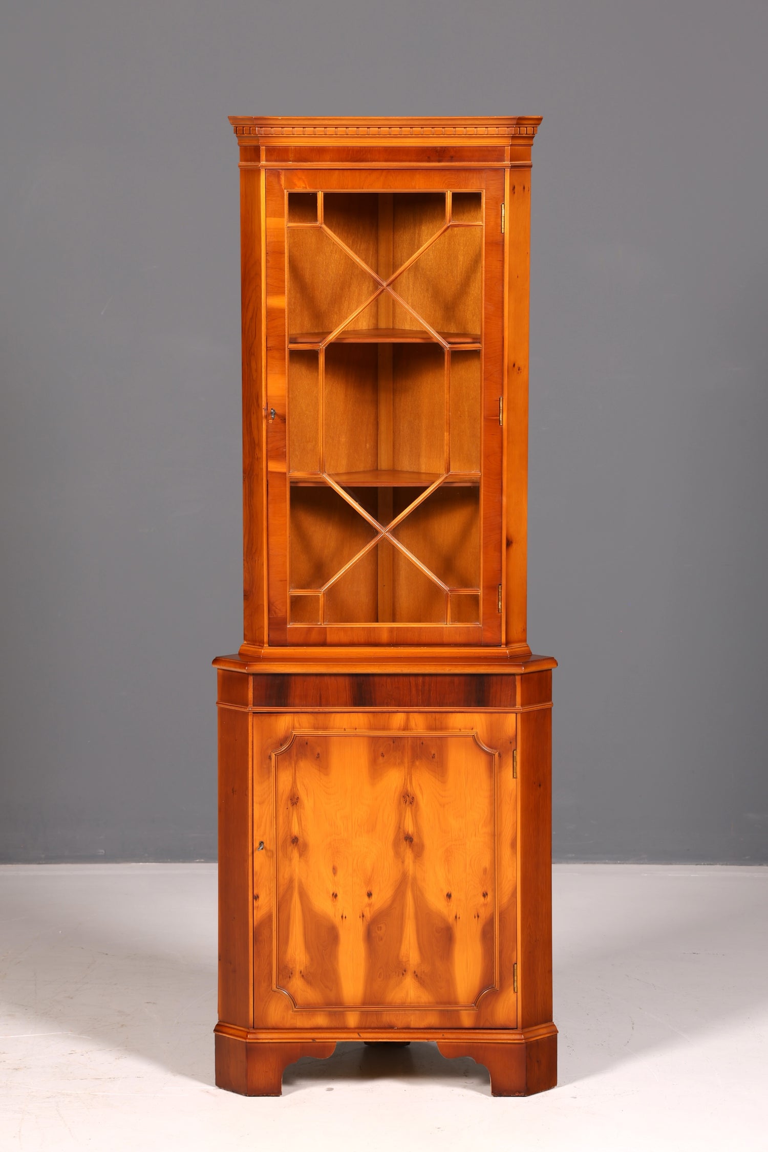 Wunderschöne Englische Eckvitrine Eibe Antik Echt Holz Schrank Eckschrank Glasvitrine Vitrine Vintage