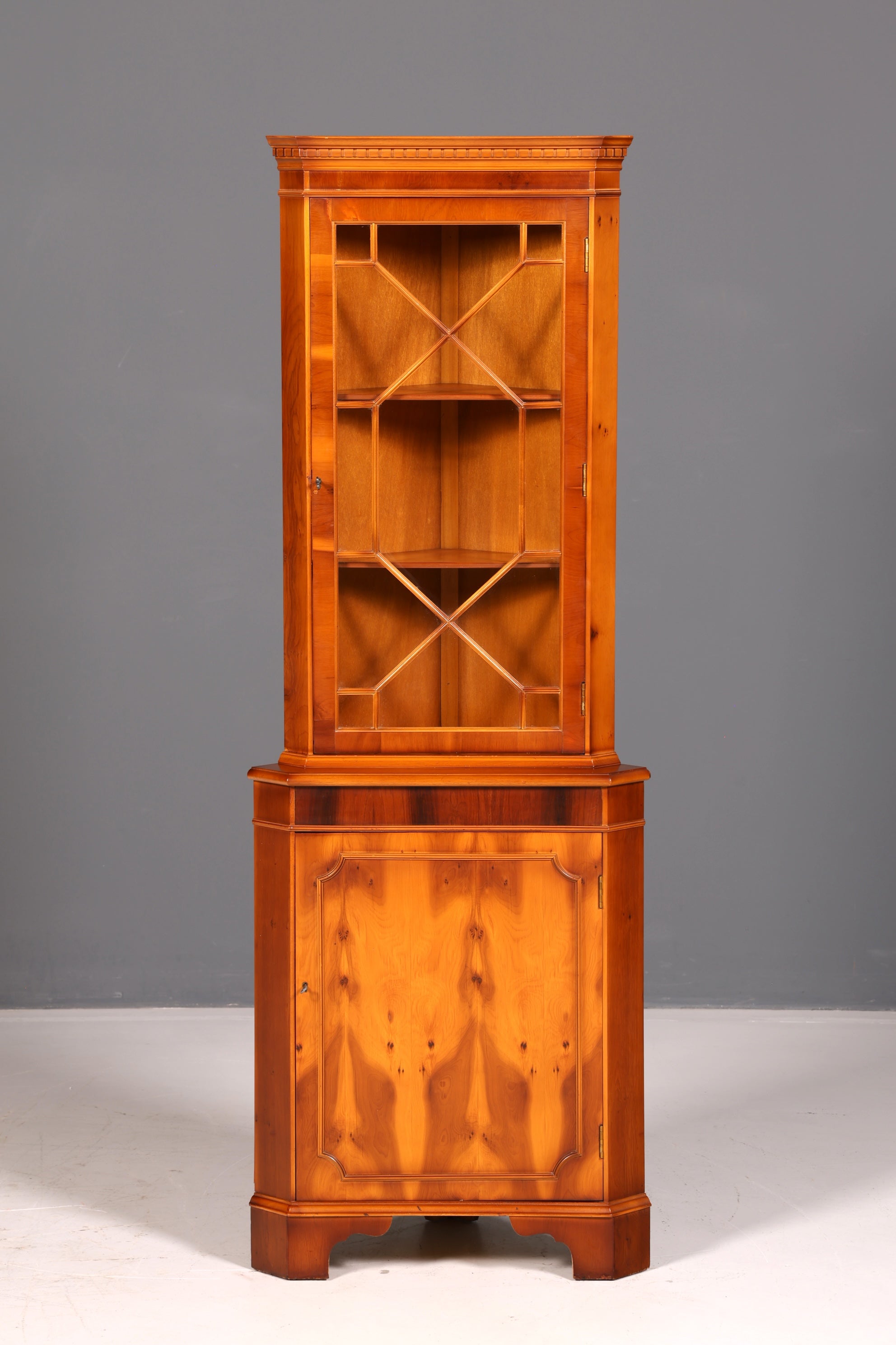 Wunderschöne Englische Eckvitrine Eibe Antik Echt Holz Schrank Eckschrank Glasvitrine Vitrine Vintage