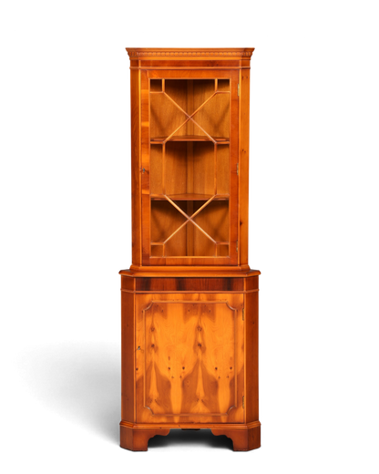 Hauptstadt Möblerei englische Eckvitrine aus Eibenholz mit Glastüren und dekorativer Maserung im Vintage-Stil