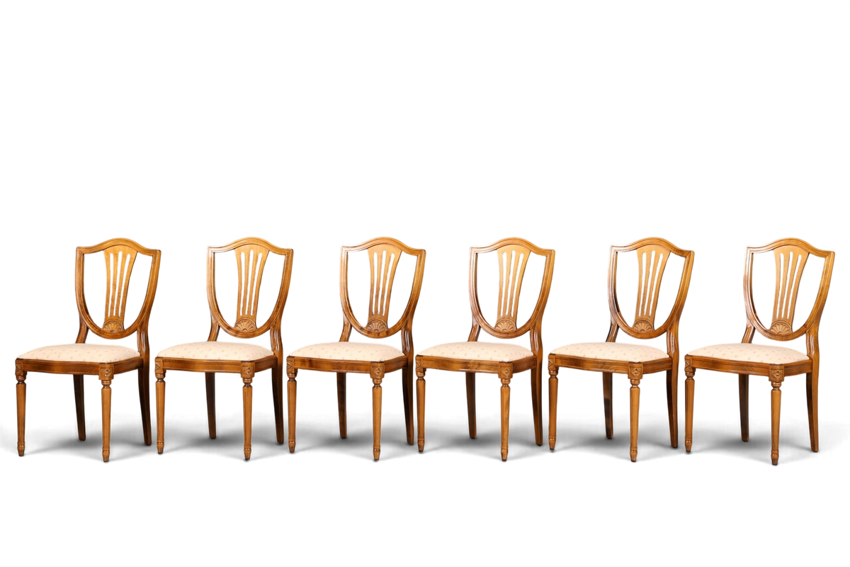 Hauptstadt Möblerei Set aus sechs antiken Esszimmerstühlen im gustavianischen Stil aus Holz mit heller Polsterung