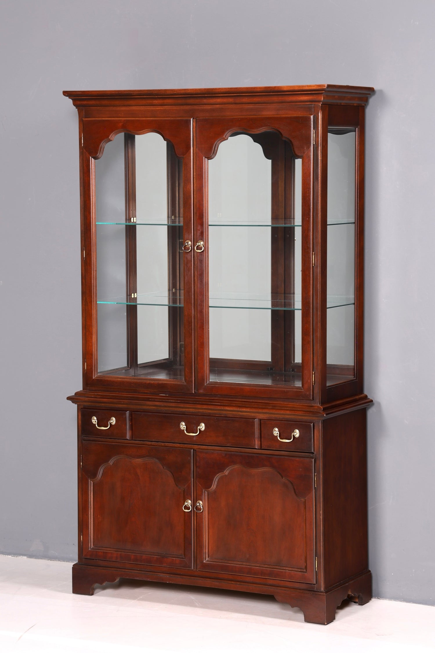 Wunderschöne Original Drexel Heritage Vitrine Bücherschrank USA Antik Schrank Buffet Regal Glasvitrine Massiv Holz Vintage