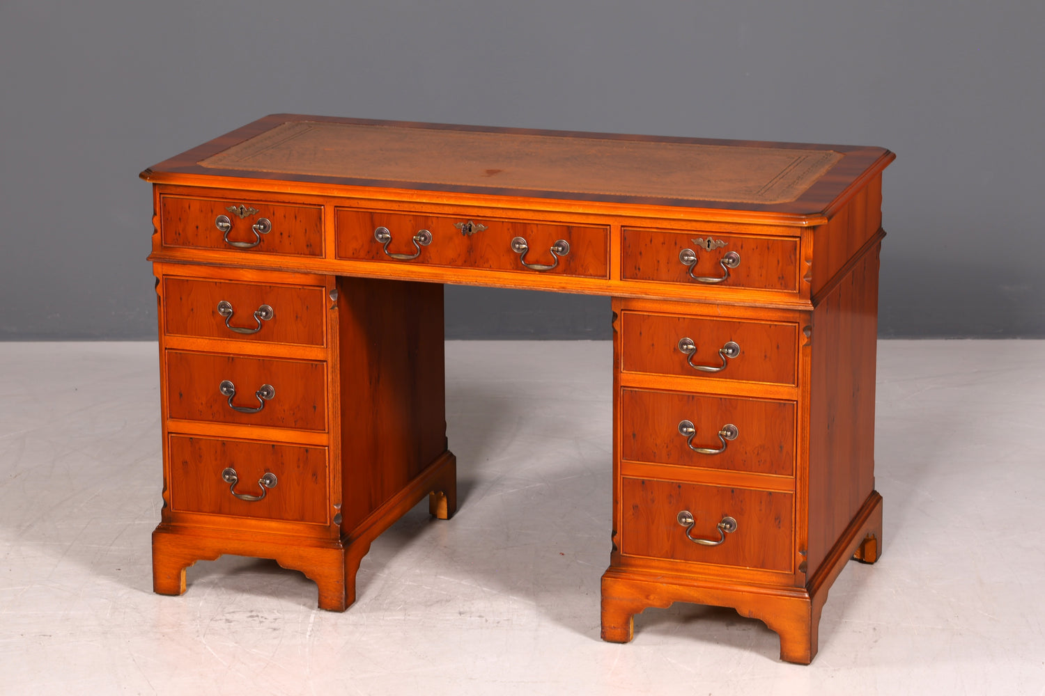 G616 Finish cm Wunderschöner Englischer Schreibtisch Englisch Eibe Desk Leder Auflage Antik Stil Bürotisch Office Desk (Kopie)