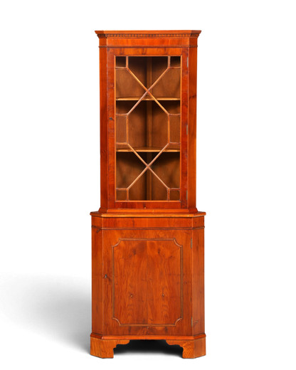 Hauptstadt Möblerei englische Eckvitrine aus Eibenholz mit Sprossentür und Unterschrank im Vintage-Stil