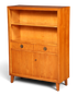 Hauptstadt Möblerei H936 Vintage-Regalschrank aus hellem Holz mit zwei Schubladen und Schranktüren