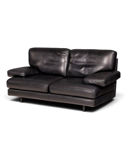 Hauptstadt Möblerei H848 Ledersofa in Schwarz mit breiten Armlehnen und modernem Design
