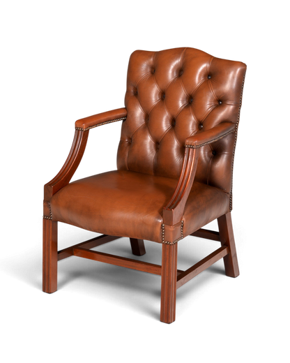Hauptstadt Möblerei Chesterfield Armlehnstuhl aus braunem Echtleder mit klassischer Knopfheftung und Holzrahmen