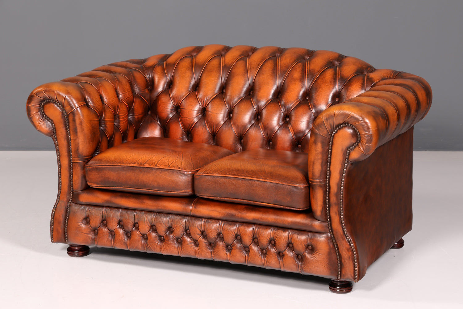 Stilvolles Original Chesterfield Sofa 2-Sitzer Couch Echt Leder Englisch Polstersofa