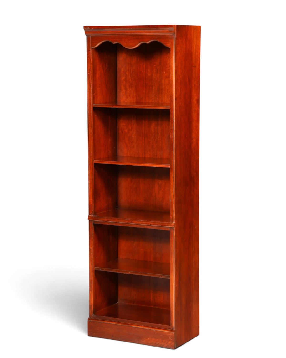 Hauptstadt Möblerei Drexel Heritage Bücherregal aus dunklem Echtholz mit klassischem Design und geschwungenem Abschluss