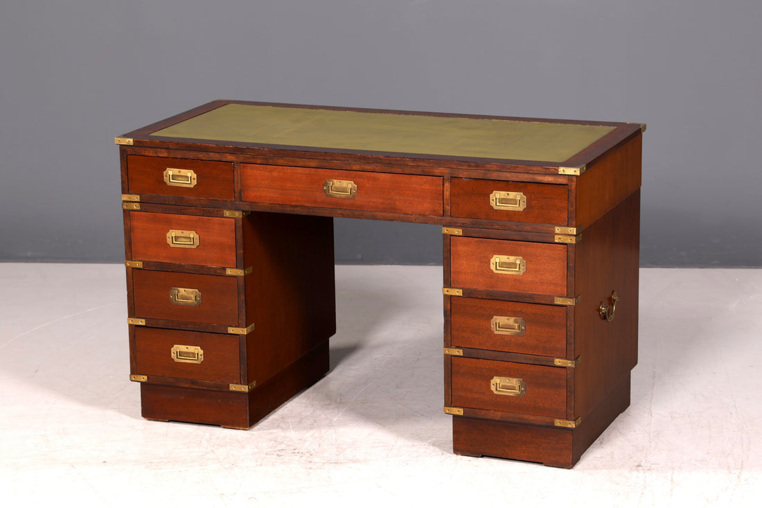 Wunderschöner Maritimer Schreibtisch Englischer Military Chest Bürotisch Office Table mit echt Lederauflage
