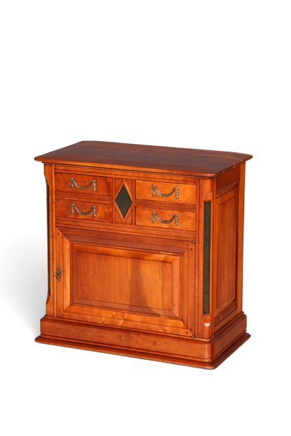 Hauptstadt Möblerei Kommode im Biedermeier Stil aus massiver Eibe mit antiken Beschlägen und dekorativen Details