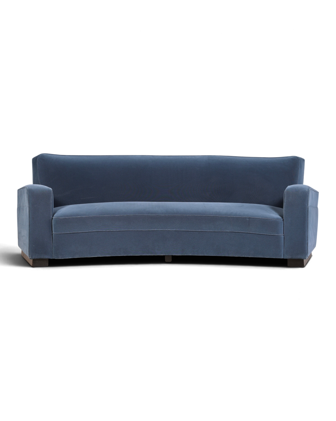 Hauptstadt Möblerei H872 Sofa in geschwungenem Design mit blauem Samtbezug und dunklen Holzfüßen