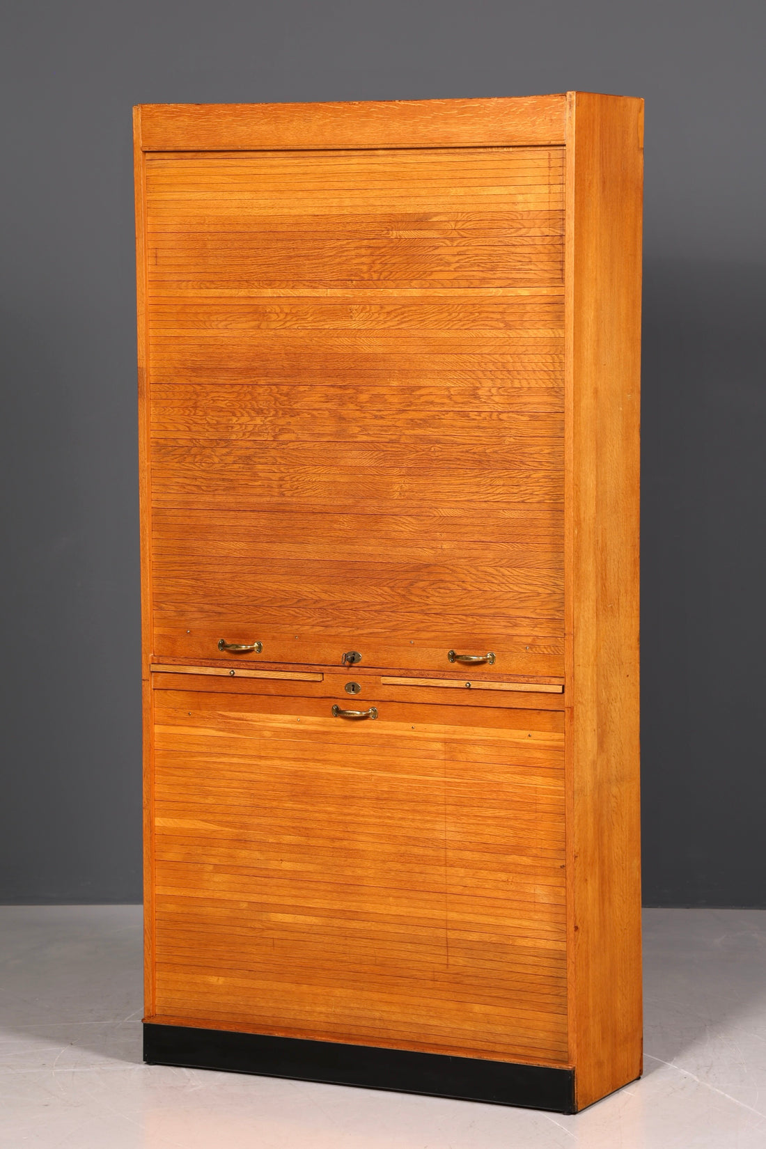 Schlichter Mid Century Rollladenschrank Bauhaus Apothekerschrank Art Deco Büro Aktenschrank