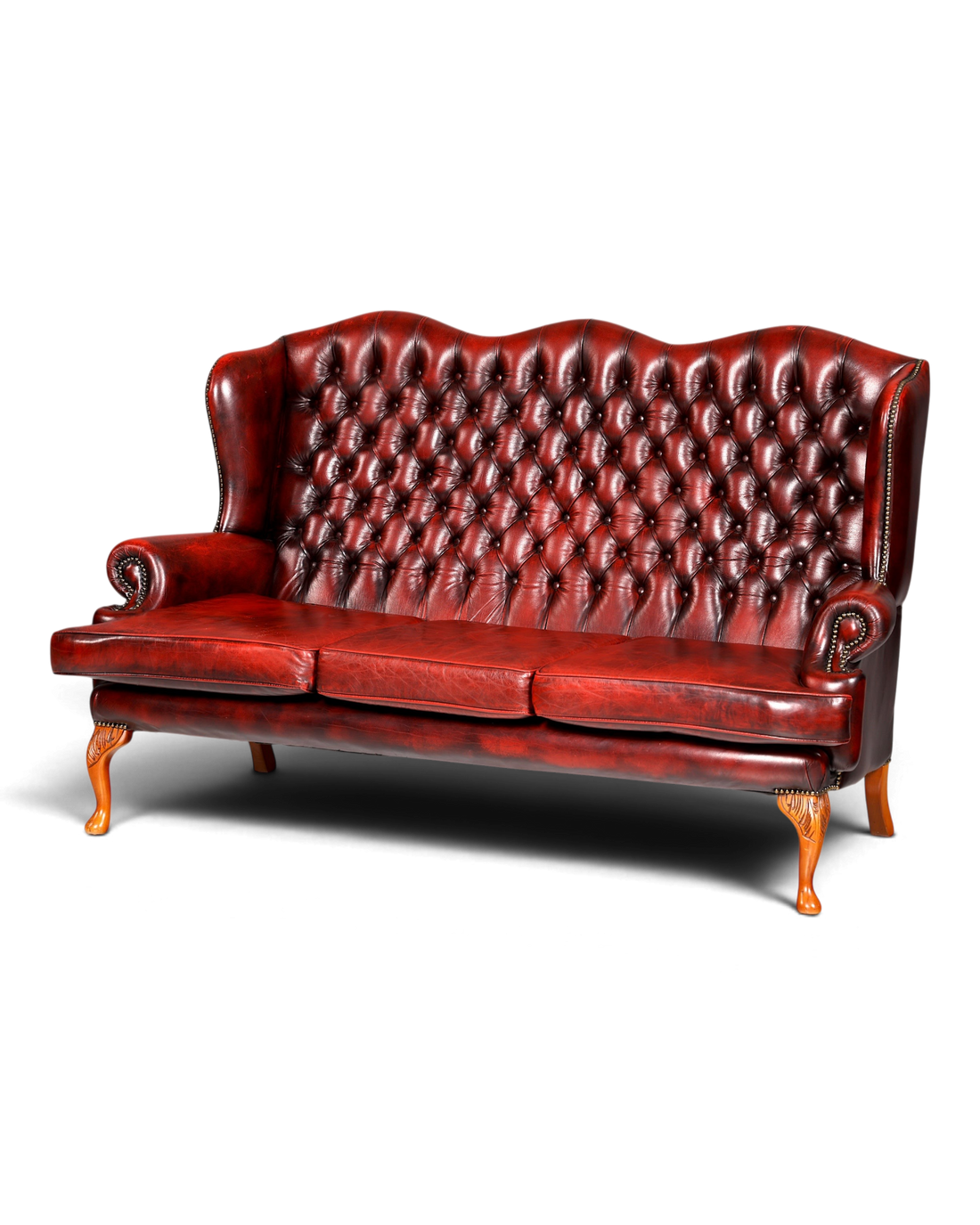 Hauptstadt Möblerei Chesterfield 3er Sofa in antikem Rot mit Knopfheftung, Ziernägeln und geschwungenen Holzbeinen