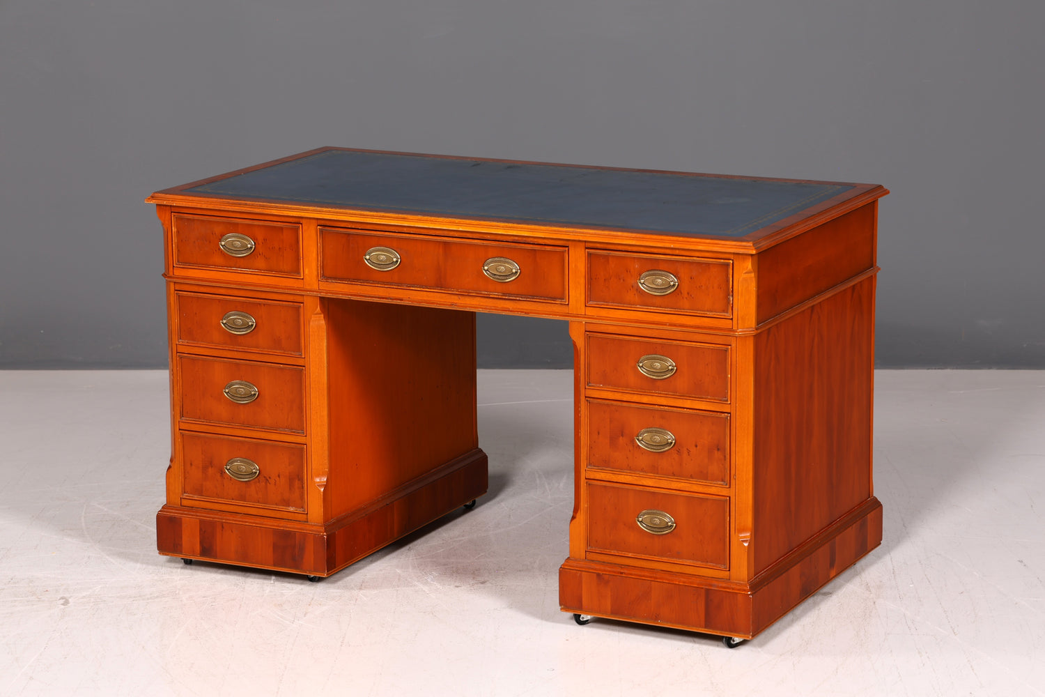Beautiful Original Heldense English Desk Yew Real Leather Top Office Desk Antique Style