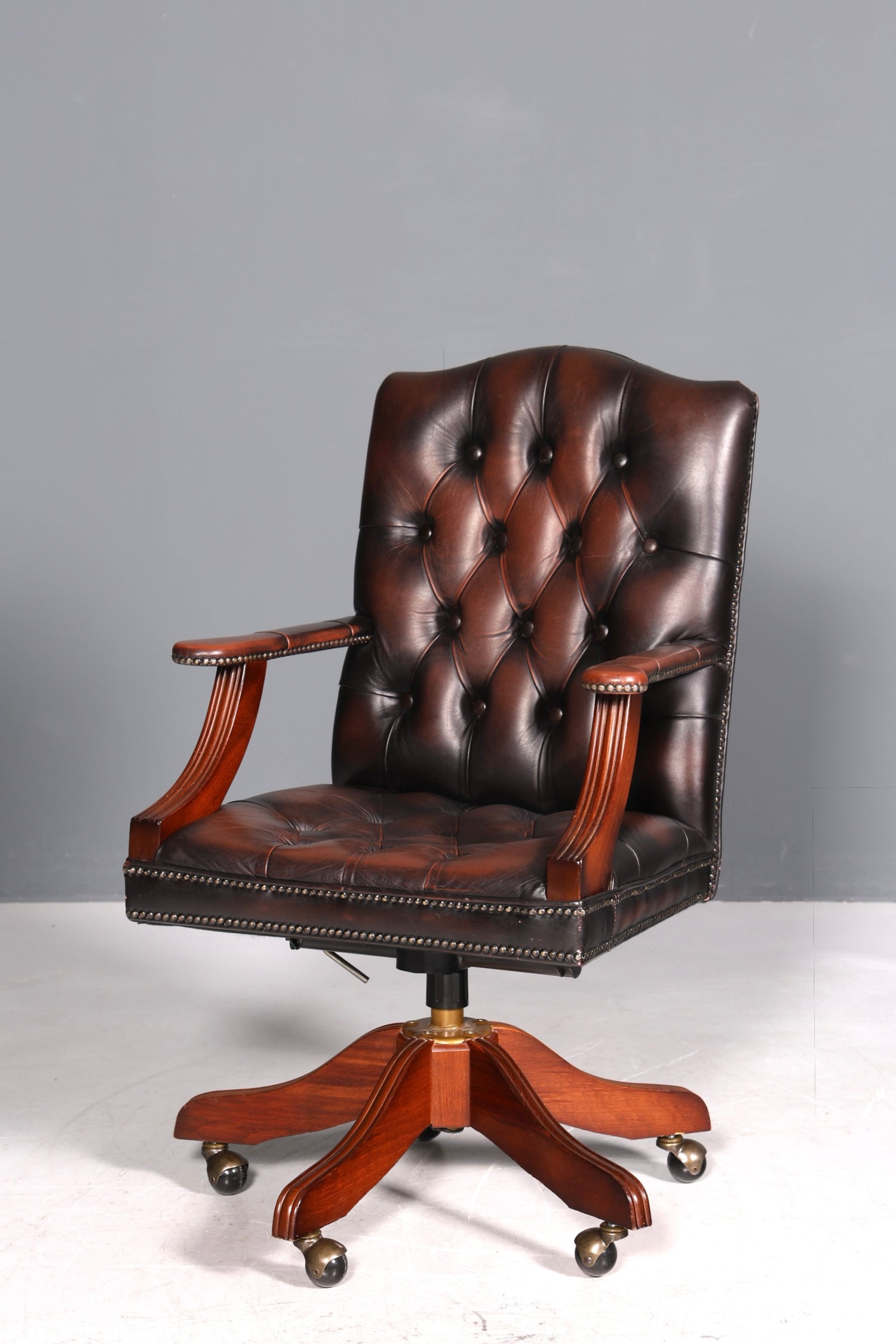 Wunderschöner Original Chesterfield Centurion Captain Chair Englisch braun echt Leder Sessel