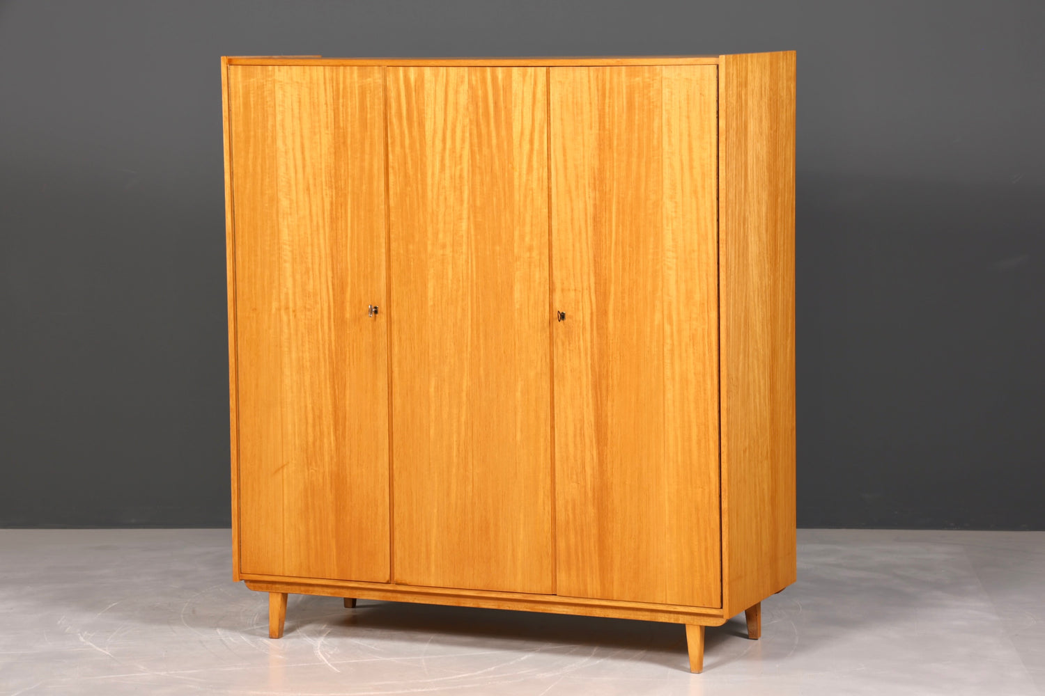F937 Finish Traumhafter Mid Century Kleiderschrank Vintage Schrank Retro Wäscheschrank