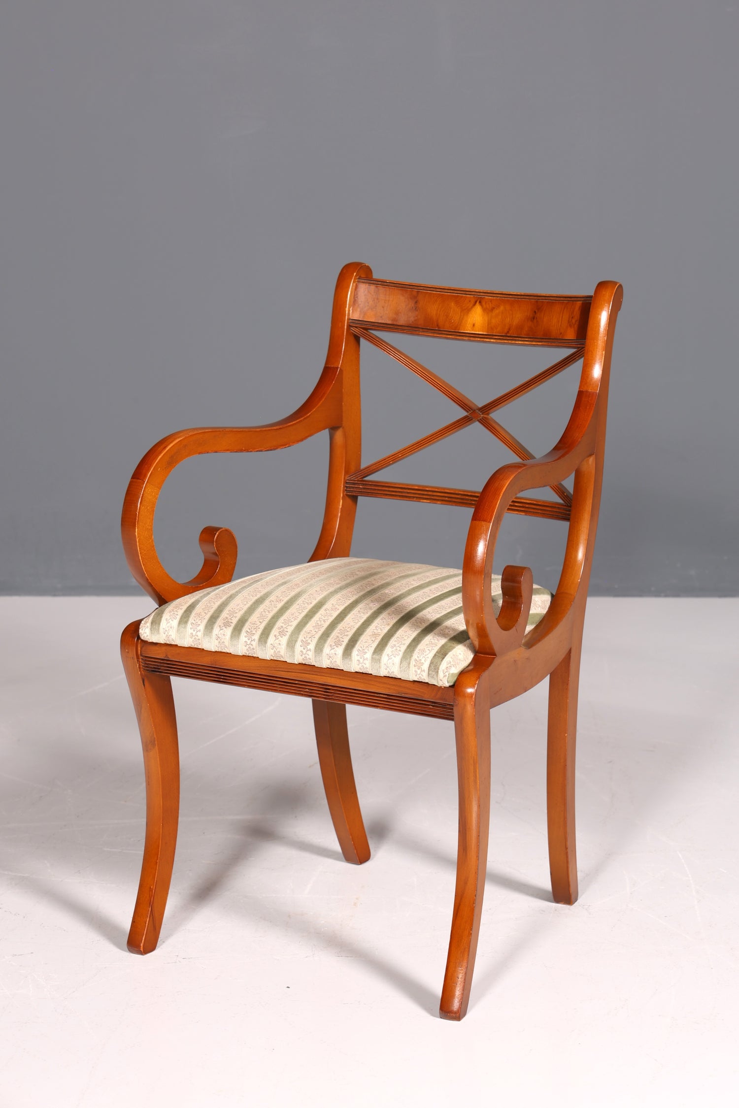 Wunderschöner Englischer Stuhl UK Armlehnstuhl Antik Stil Regency Sekretär Stuhl Eibe Polsterstuhl 1 von 2