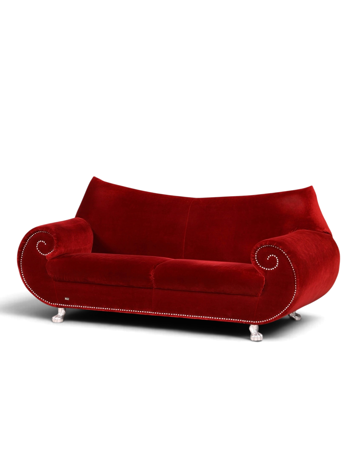 Hauptstadt Möblerei Bretz Gaudi 3-Sitzer Sofa in bordeauxrotem Samt mit geschwungenen Armlehnen und Ziernägeln