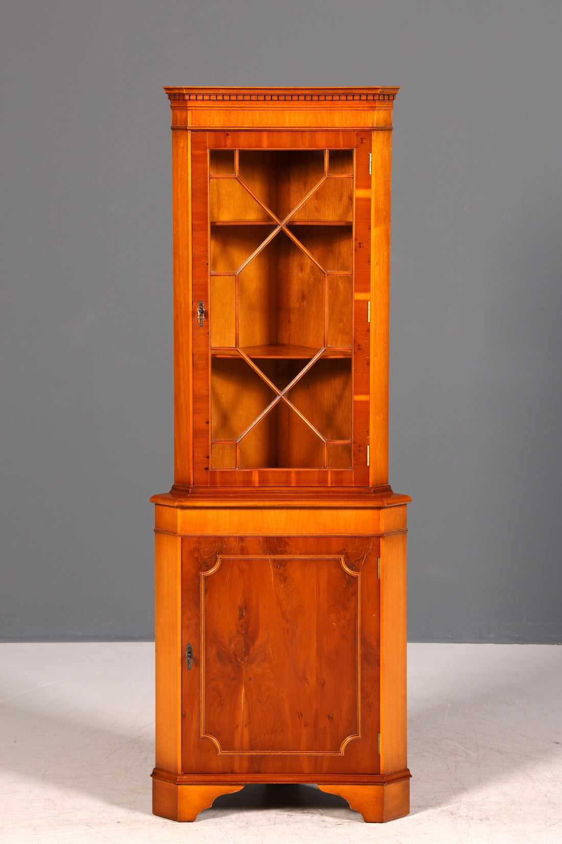 Wunderschöne Englische Eckvitrine Antik 60s echt Holz Eibe Schrank Eckschrank Glasvitrine Vitrine