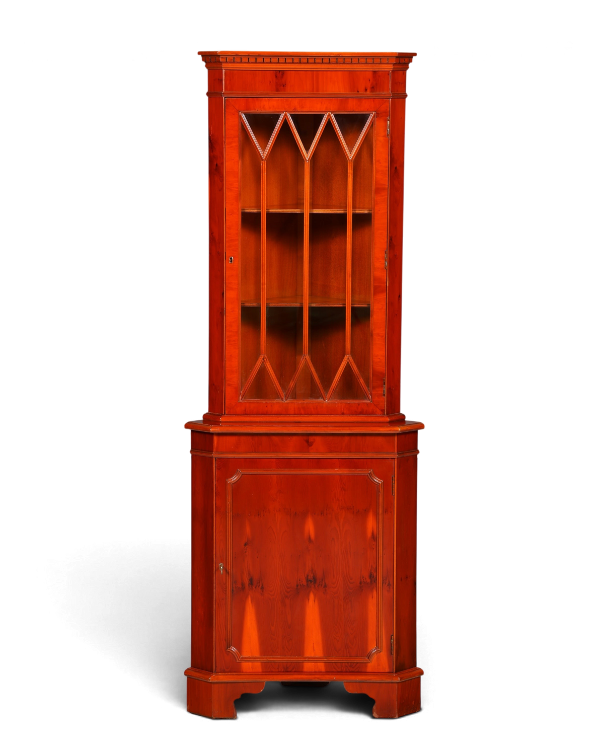 Hauptstadt Möblerei englische Eckvitrine aus Eibe mit verglaster Türfront und eleganter Holzmaserung im Vintage-Stil