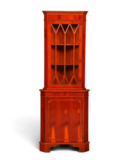 Hauptstadt Möblerei englische Eckvitrine aus Eibe mit verglaster Türfront und eleganter Holzmaserung im Vintage-Stil