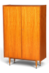 Hauptstadt Möblerei Mid Century Kleiderschrank aus Echtholz mit markanter Maserung und konischen Retro-Füßen