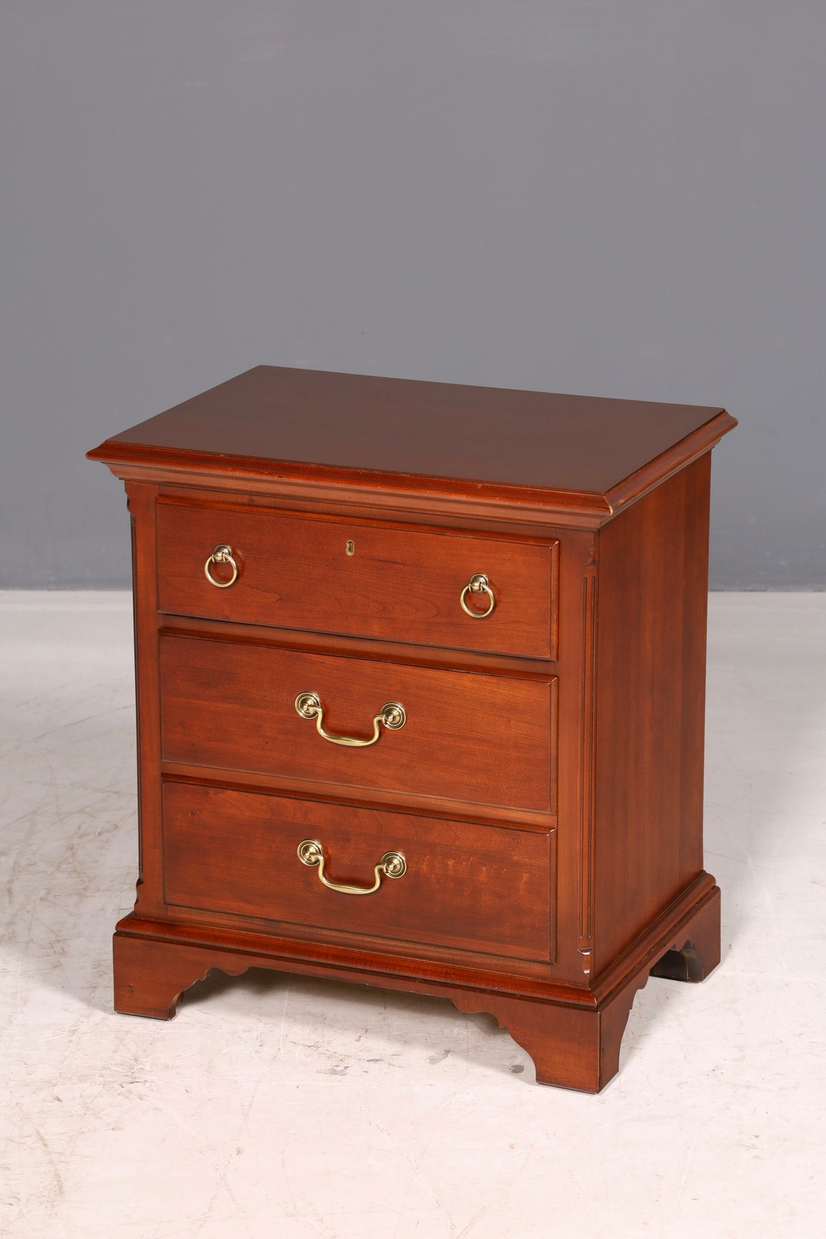 Elegant Drexel Heritage dresser in antique style, bedside table, USA chest of drawers 2 of 2