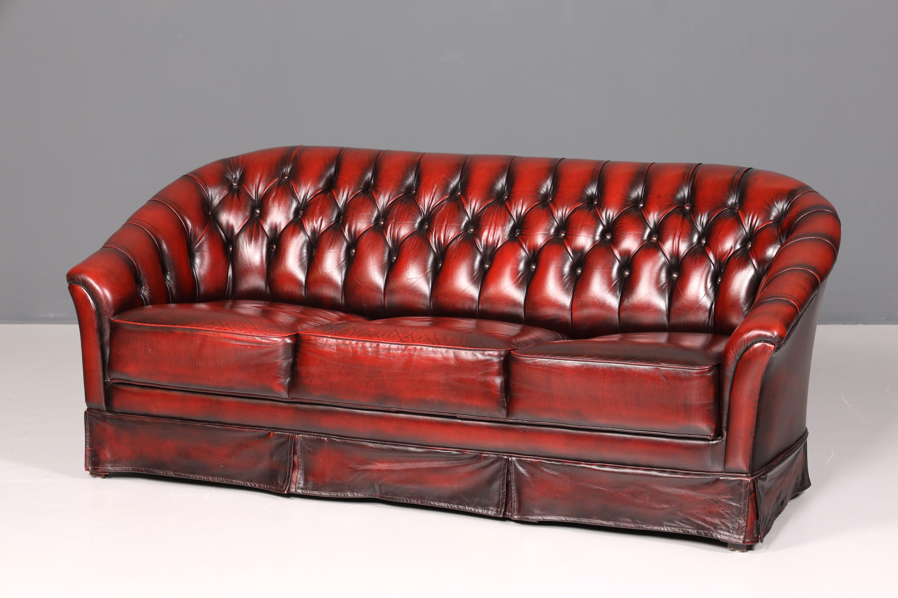 Wunderschönes Original Chesterfield Sofa 3- Sitzer echt Leder Englisch Oxblood Couch