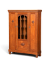 Hauptstadt Möblerei Jugendstil Vitrine aus massiver Eiche mit Schnitzereien und verglaster Mitteltür