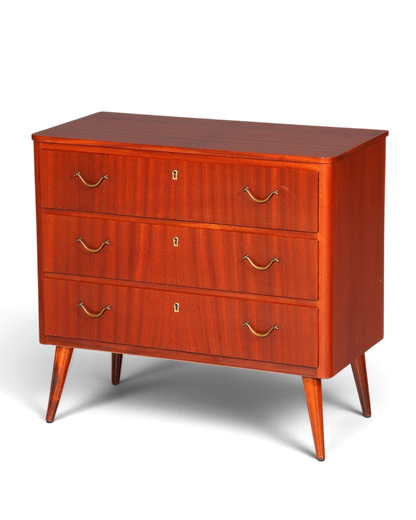 Hauptstadt Möblerei Mid Century Kommode aus massivem Holz mit drei Schubladen und Messinggriffen im 60er Jahre Stil